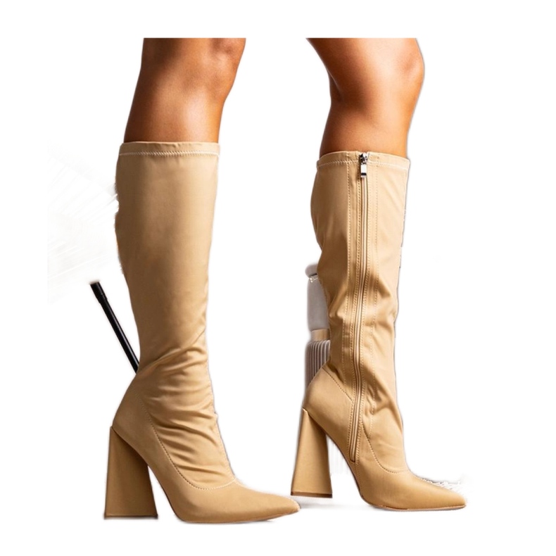 Beige högklackade stövlar