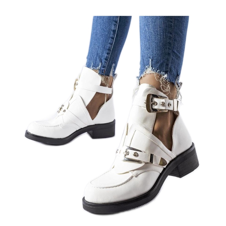 Vita stövlar med utskärningar