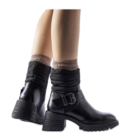 Svarta varma stövlar med massiv sula