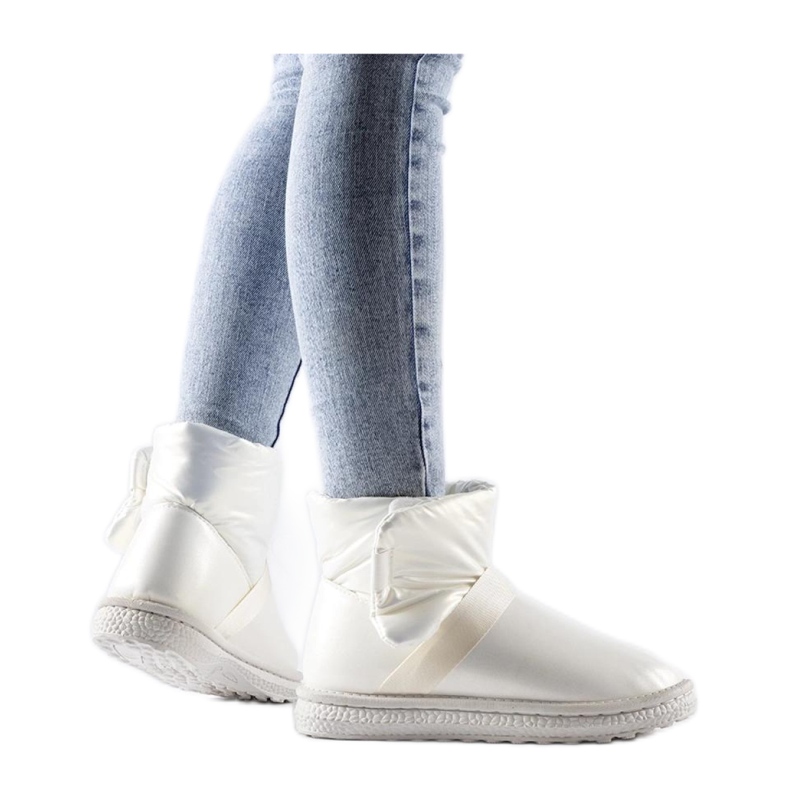 Beige blanka korta snökängor från Delaune - Solea