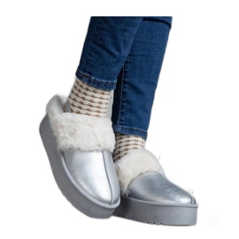 Silver platåtofflor dekorerade med päls med ett elastiskt band vid hälen, Asza - Solea grå