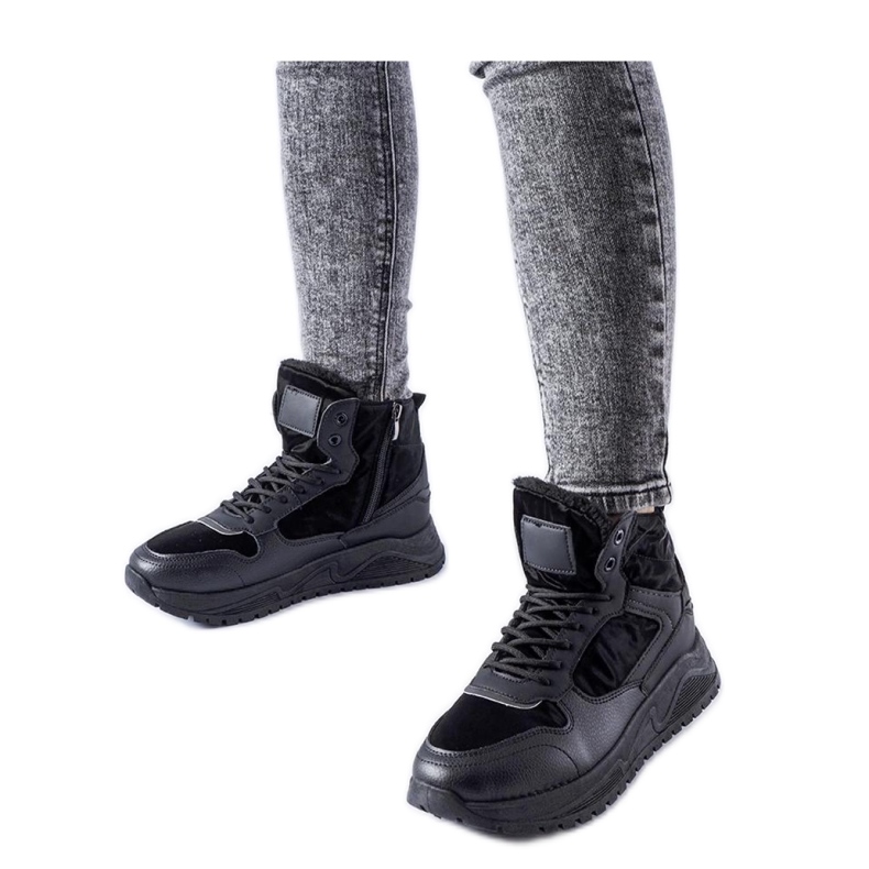 Svarta isolerade höga sneakers från Malles - Solea