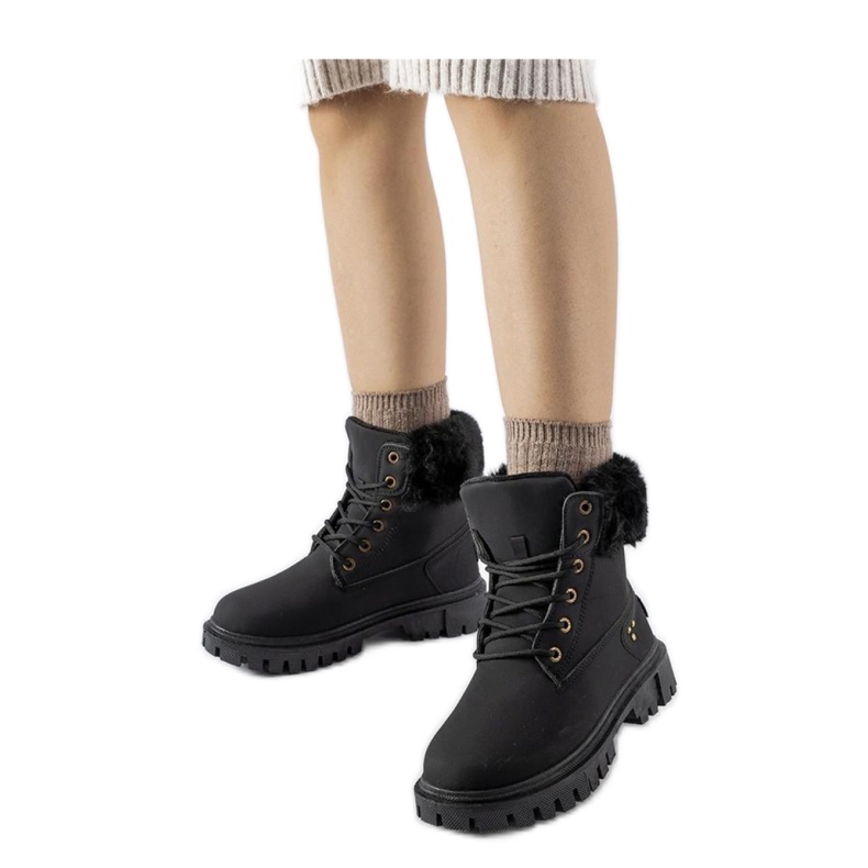 Svarta stövlar med dekorativ päls