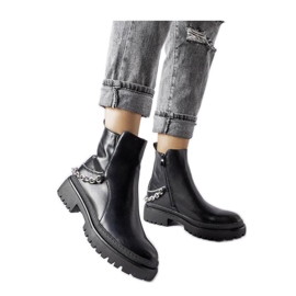 Svarta stövlar med kedja