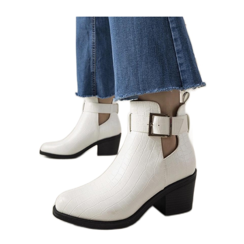 Vita stövletter med utskärningar