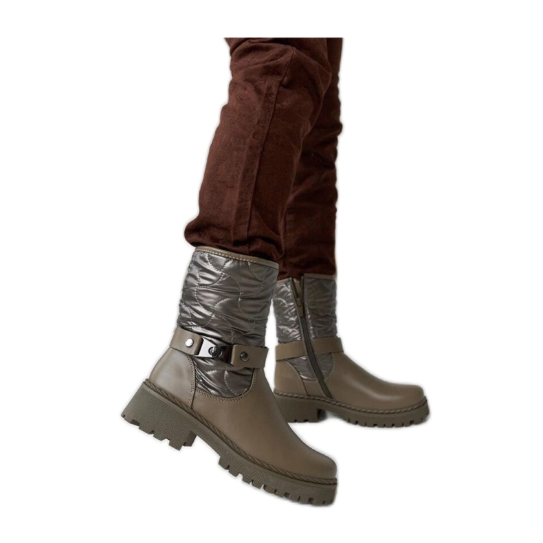 Gröna isolerade stövlar med dekorativ rem