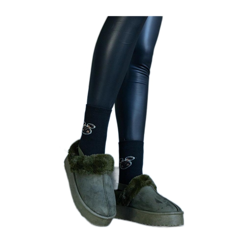 Gröna platåtofflor dekorerade med päls och med ett elastiskt band vid hälen