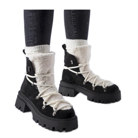 Svarta arbetarstövlar med dekorativ plös