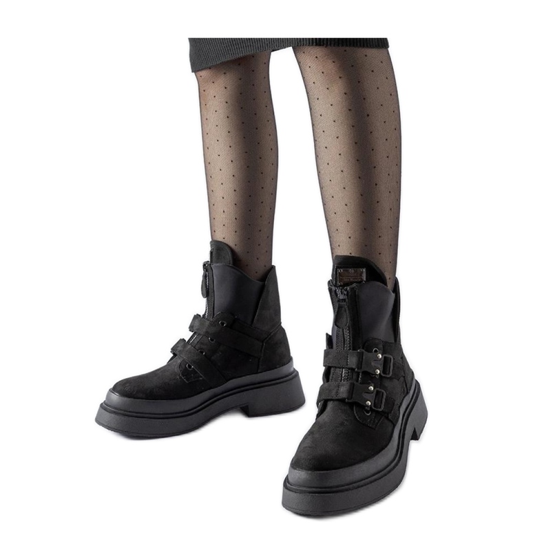 Svarta plattformsstövlar med spännen