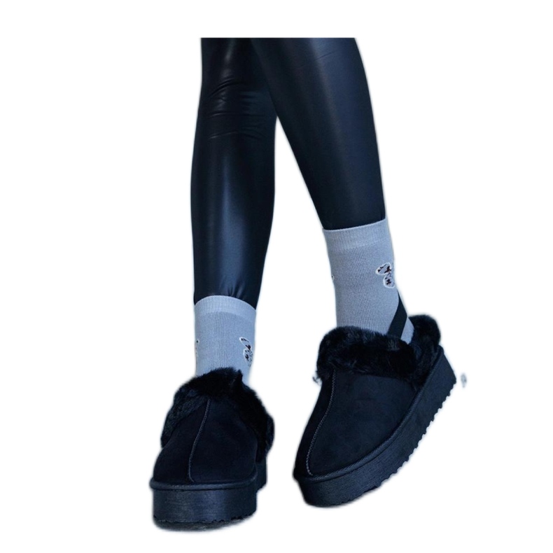 Svarta platåtofflor dekorerade med päls och med ett elastiskt band vid hälen