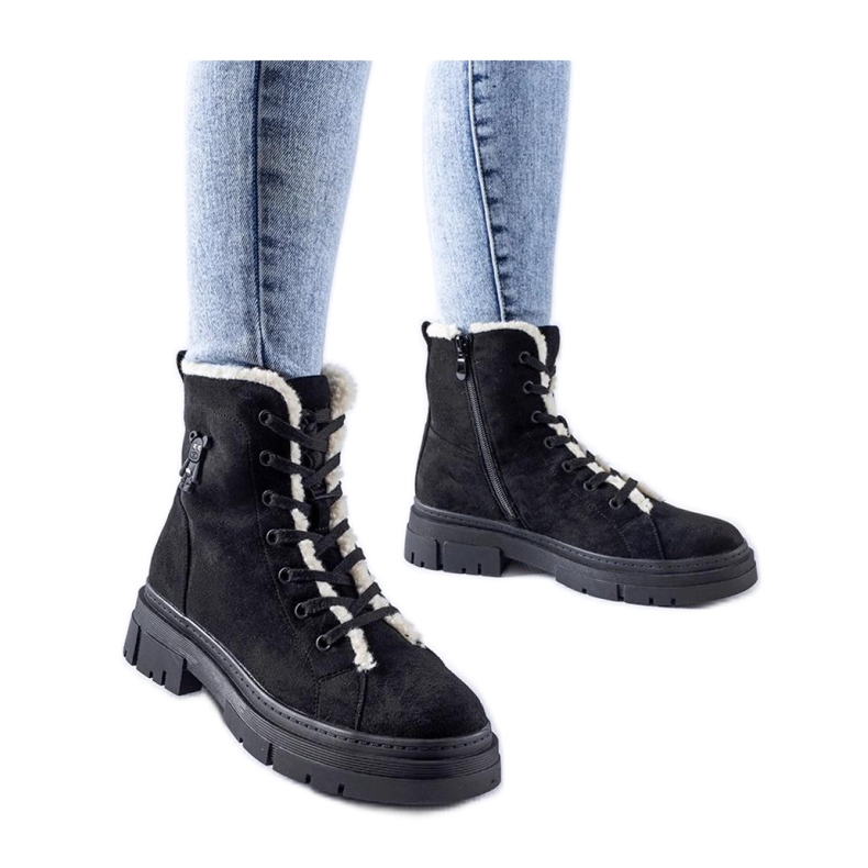 Svarta isolerade stövlar i eko-mocka