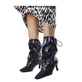 Lågklackade svarta stövlar