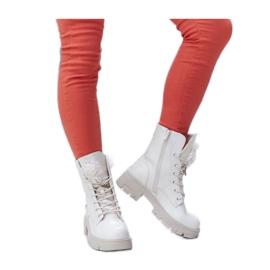 Beige stövlar med dekorativa pärlor