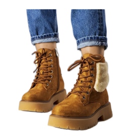 Bruna isolerade stövlar med päls