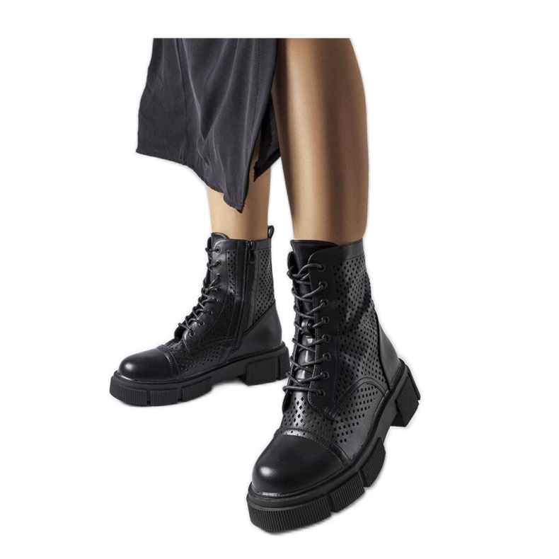 Svarta genombrutna stövlar