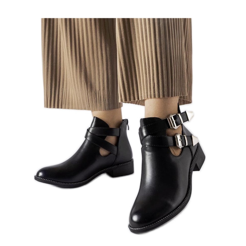 Svarta utskurna ankelboots med spännen