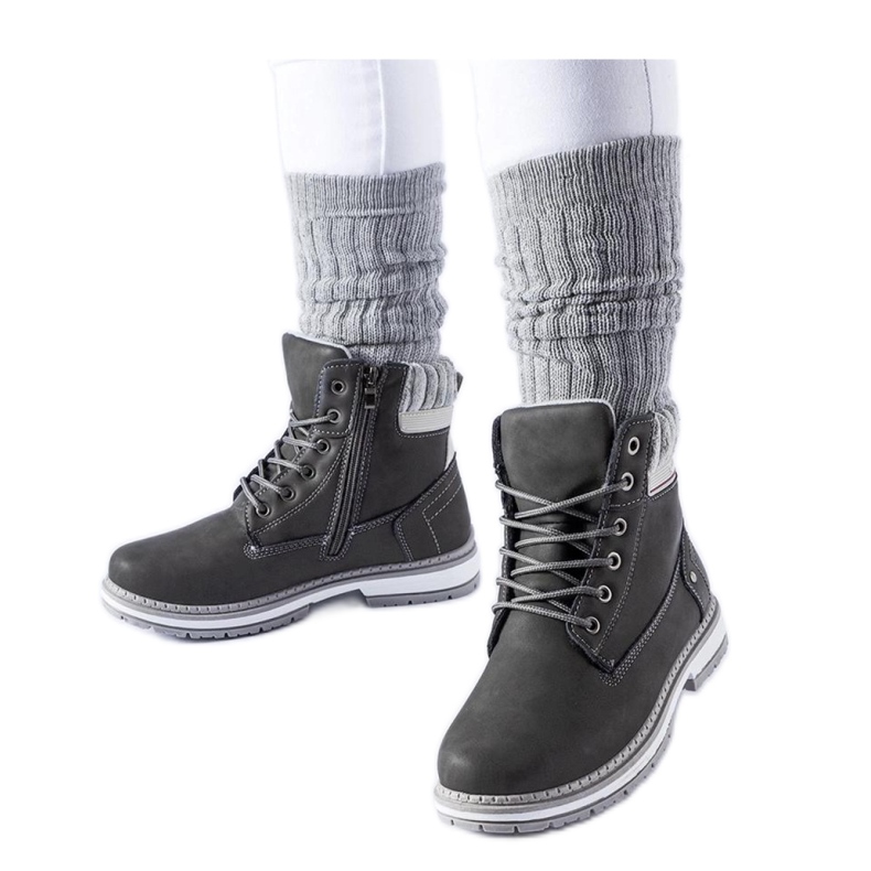 Grå, isolerade vandringsskor