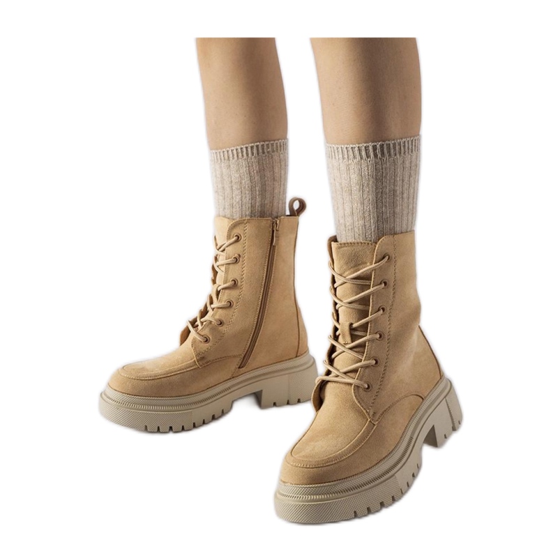 Bruna stövlar med massiv sula svart