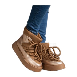 Plattformssnöskor isolerade med päls brun