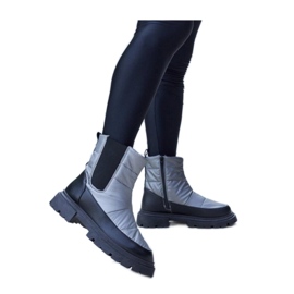 Grå isolerade snöstövlar