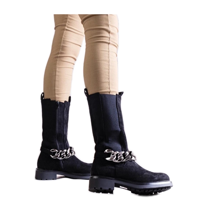 Svarta ankelstövlar för kvinnor dekorerade med en kedja
