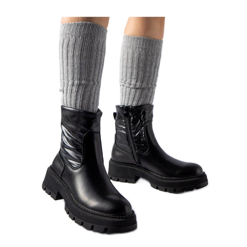 Svarta stövlar med dekorativ ovandel