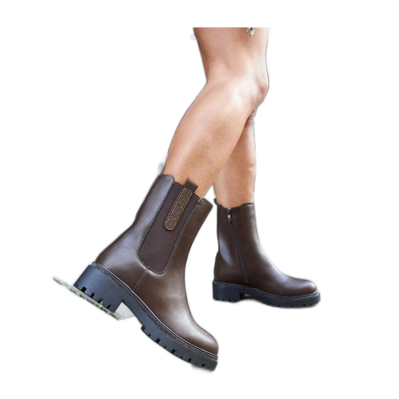 Bruna höga stövlar dekorerade med zirkoner