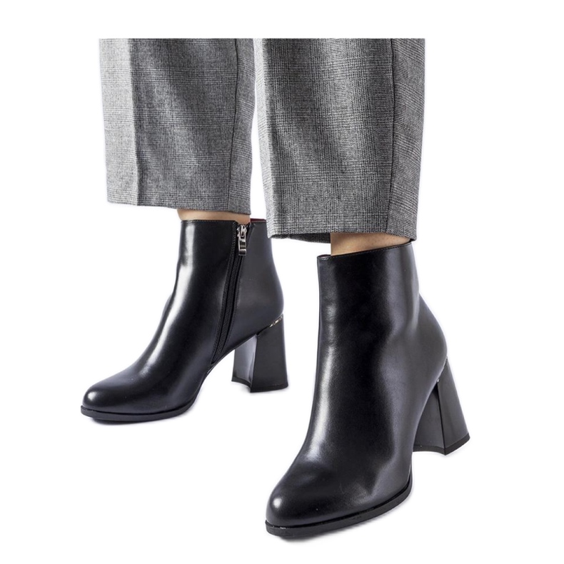 Svarta isolerade ankelboots med dekorativ klack