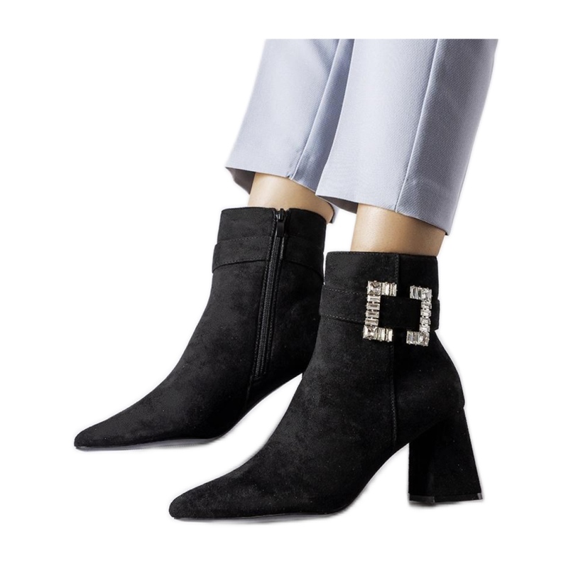 Svarta stövlar på stolpe med zirkoner