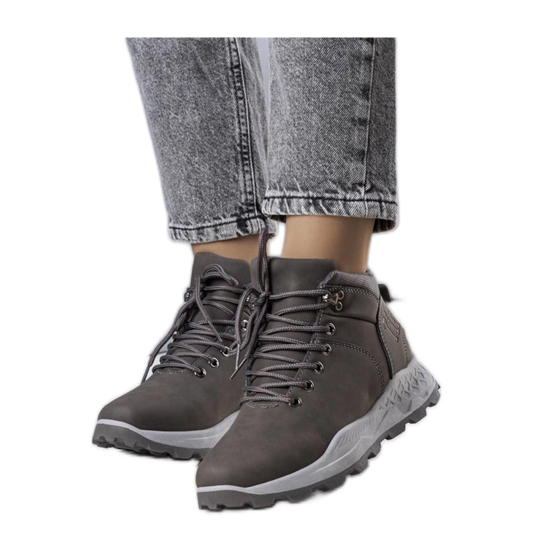 Grå isolerade damvandringskängor