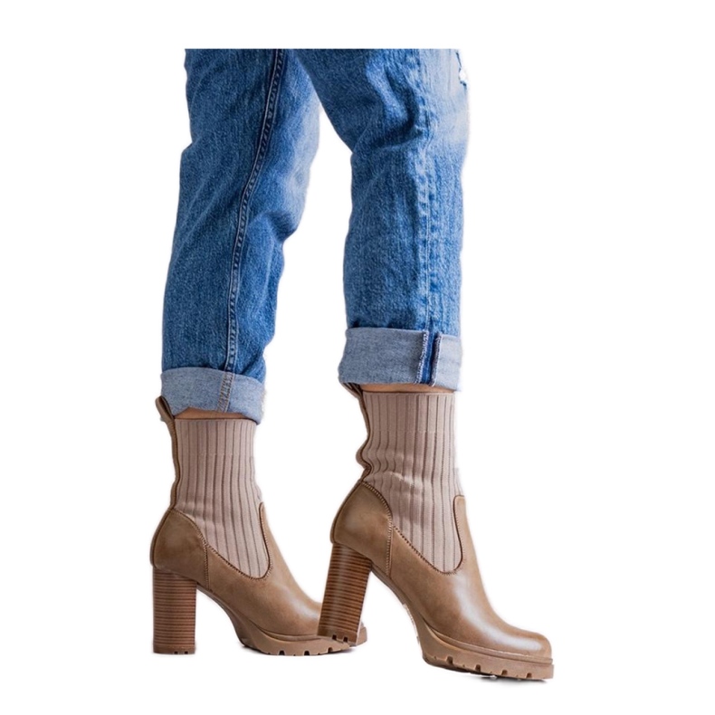 Mörkbeige stövlar i ekologiskt läder