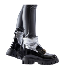 Svarta och silverlackade snöstövlar