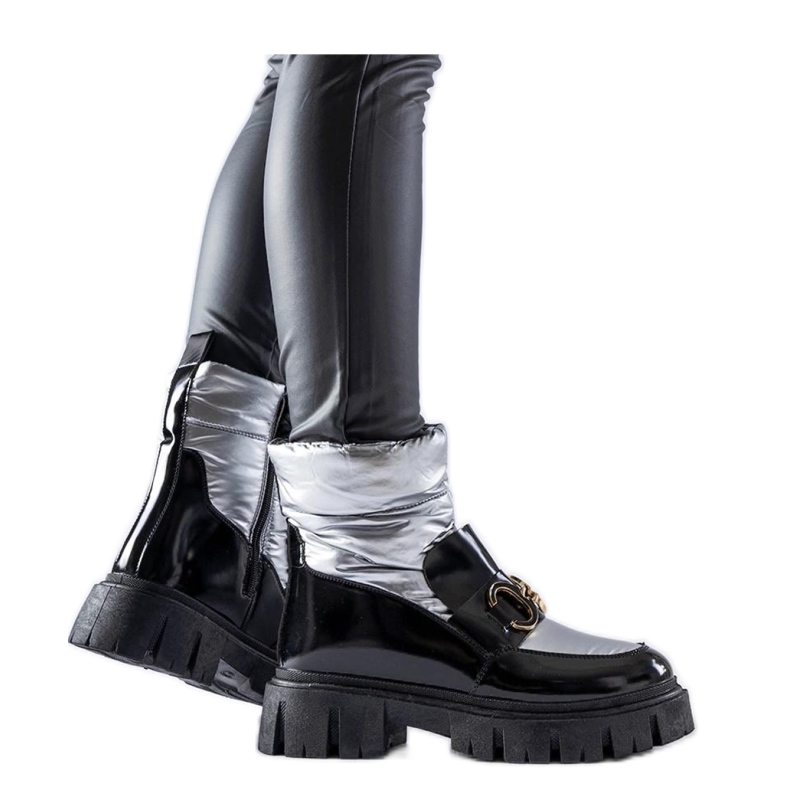 Svarta och silverlackade snöstövlar