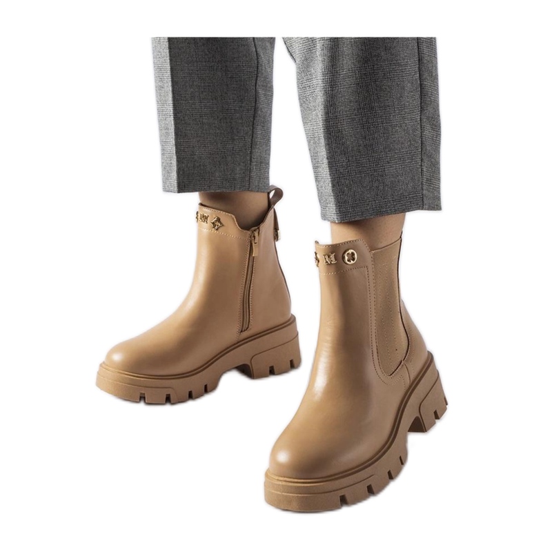 Beige isolerade dekorativa stövlar