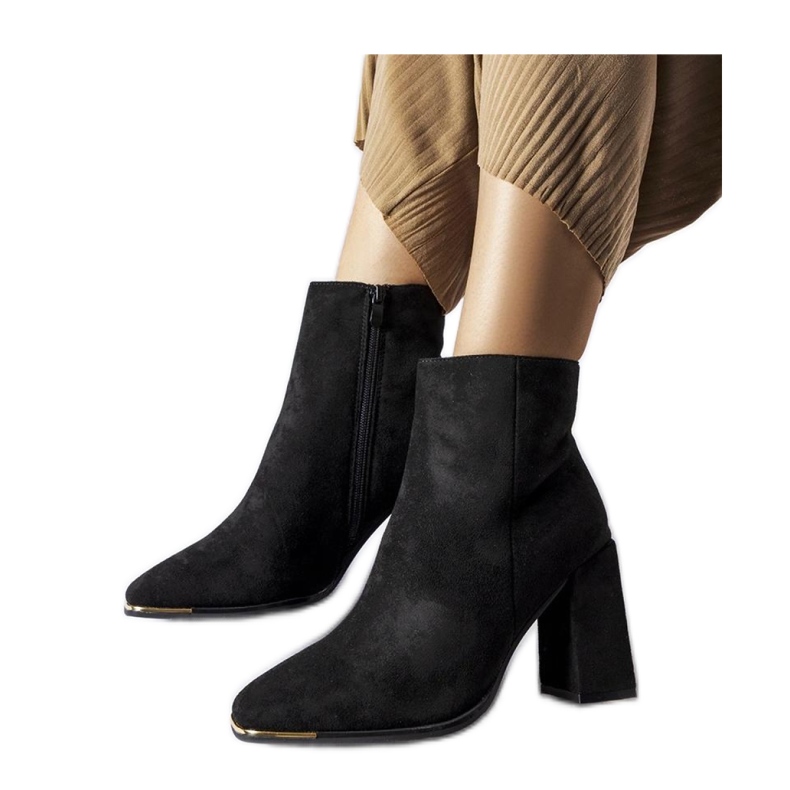 Svarta stövletter i mocka på stolpen