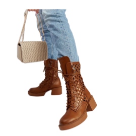 Bruna öppna stövlar med höga klackar