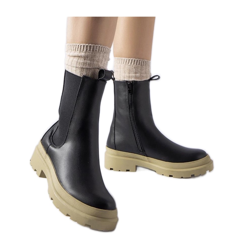 Svarta stövlar med oliv sula