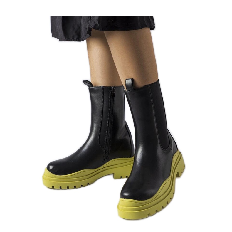 Svarta stövlar med färgad sula