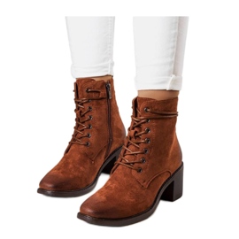 Bruna stövlar med snörning