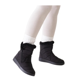 Svarta snökängor dekorerade med päls