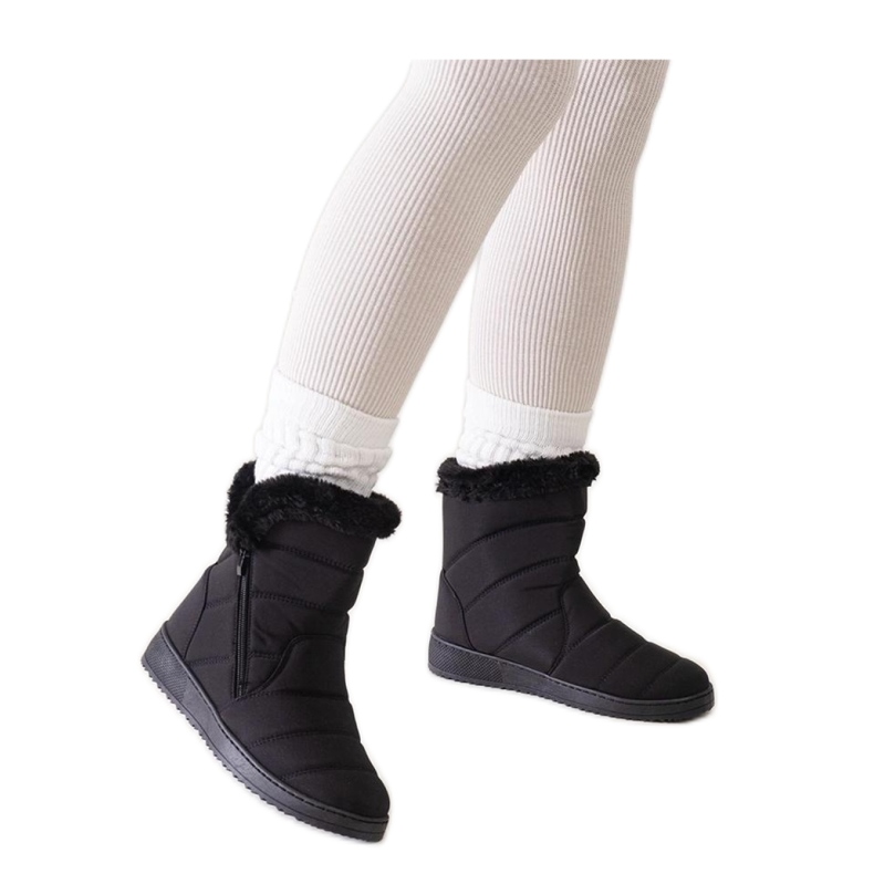 Svarta snökängor dekorerade med päls