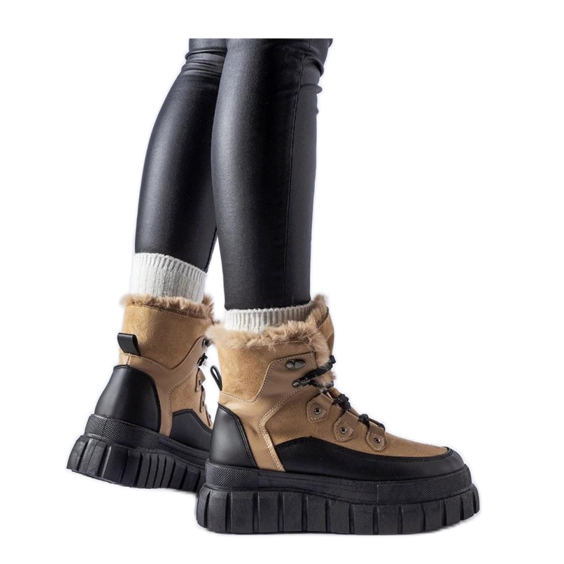 Beige stövlar på en massiv sula