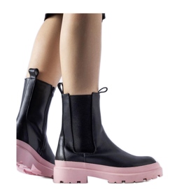 Svarta stövlar med rosa sulor