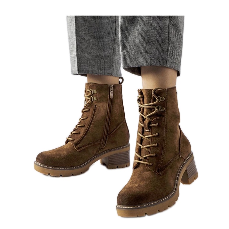 Bruna stövlar med snörning