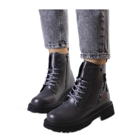 Grå, isolerade vandringsskor