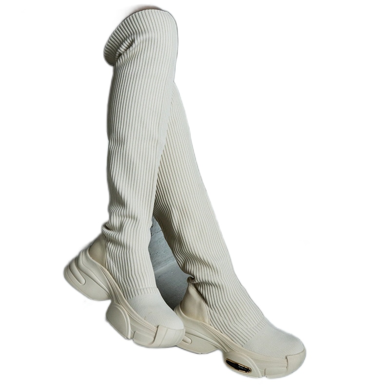 Beige slip-on boots med en flexibel ovandel och en massiv sula