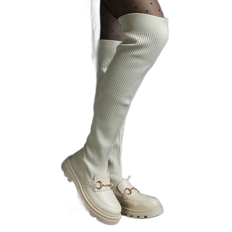 Ljusbeige stövlar med flexibel ovandel och platt klack