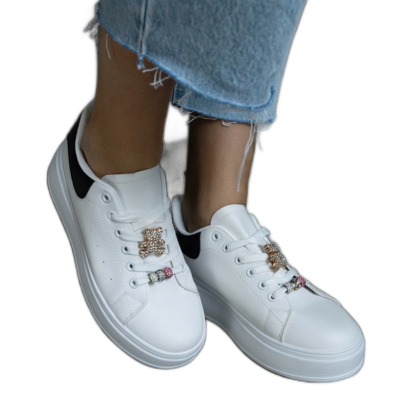 Vita plattformssneakers dekorerade med en nallebjörn