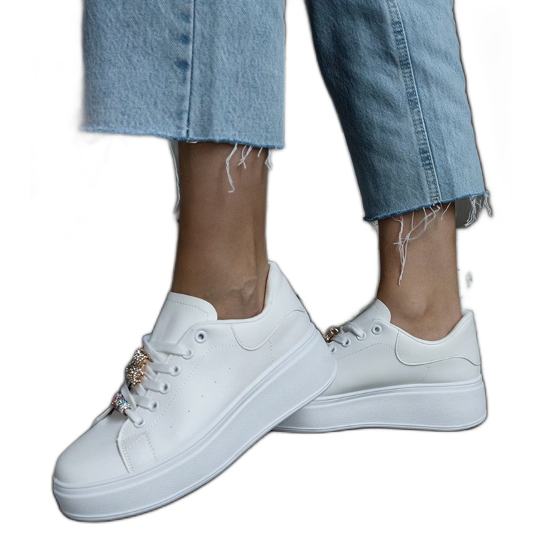 Vita plattformssneakers dekorerade med en nallebjörn