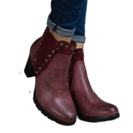 Vinröd isolerade ankelboots